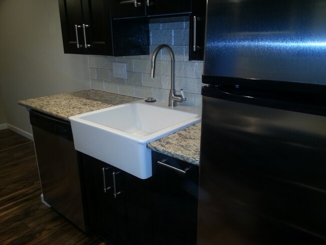 Building Photo - Newly renovated 1 Bed/1 Bath Condo near Lo...