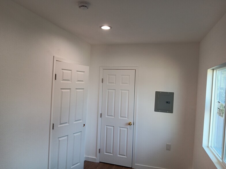 Building Photo - 44279 Carolside Ave