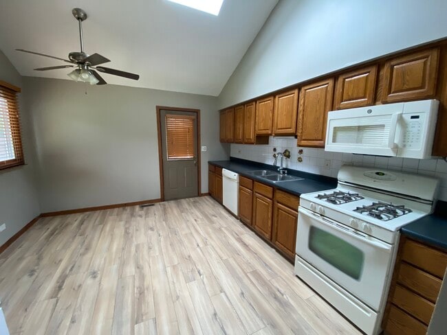 Building Photo - 2021 Kirschoff Ave