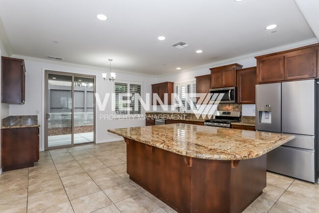 Building Photo - Beautiful Roseville Home rent ready!