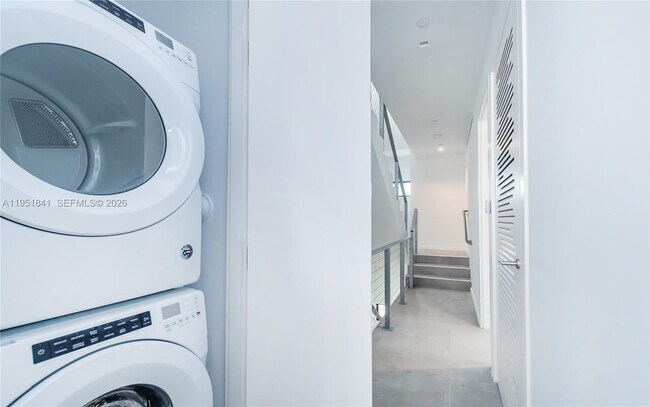 Building Photo - 3264 Bird Ave