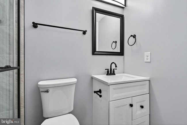 Building Photo - 2403 Kingsway Rd