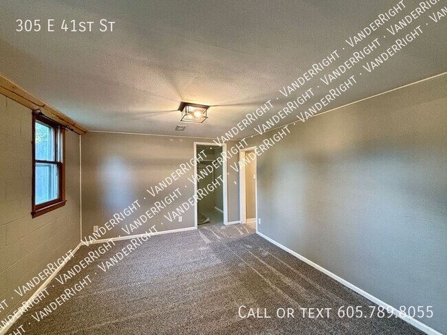 Building Photo - 305 E 41st St