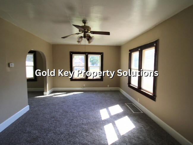 Building Photo - Spacious 2 BR 1 BA House with Nice Covered...