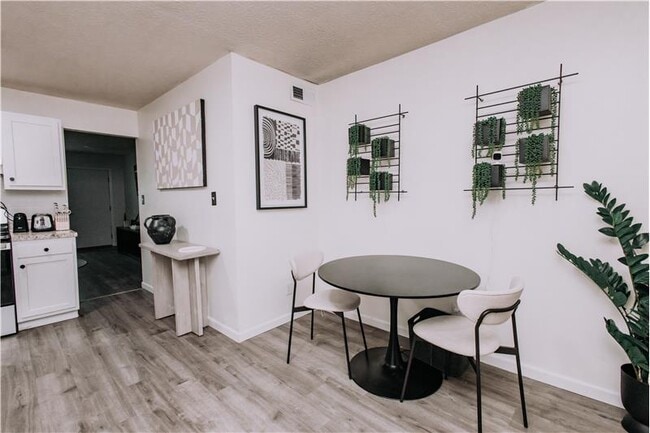 Building Photo - 1930 Independence Rd