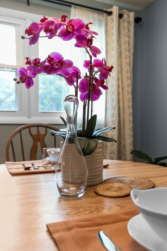 Building Photo - 733 W 4th St