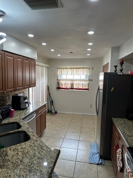 Building Photo - 1049 SW Aswan Ave