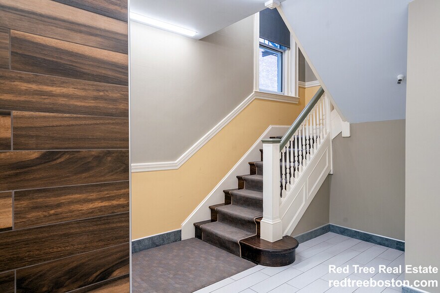 Building Photo - 35 Park Dr