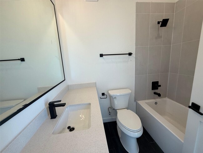 Building Photo - 2000 Riverside Farms Rd