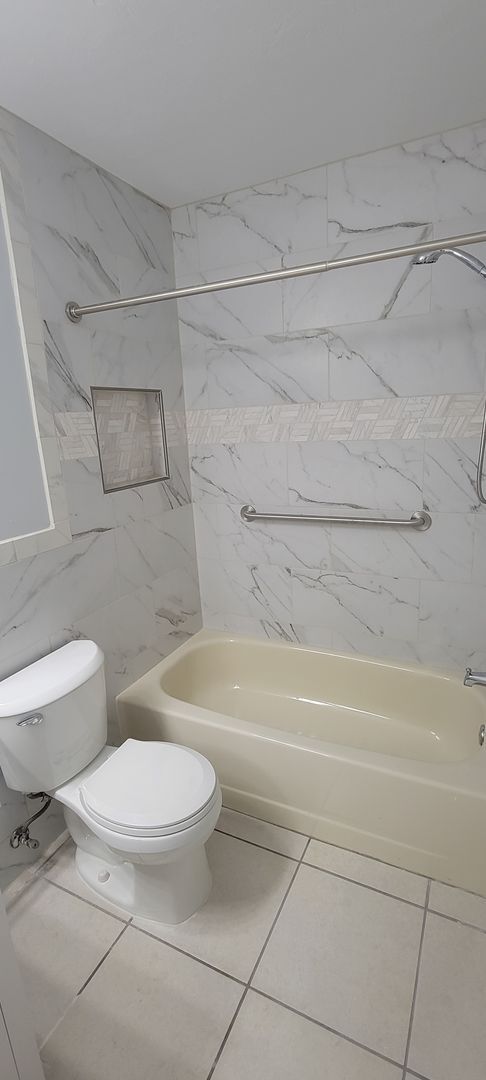 Building Photo - Beautiful and spacious remodeled unit