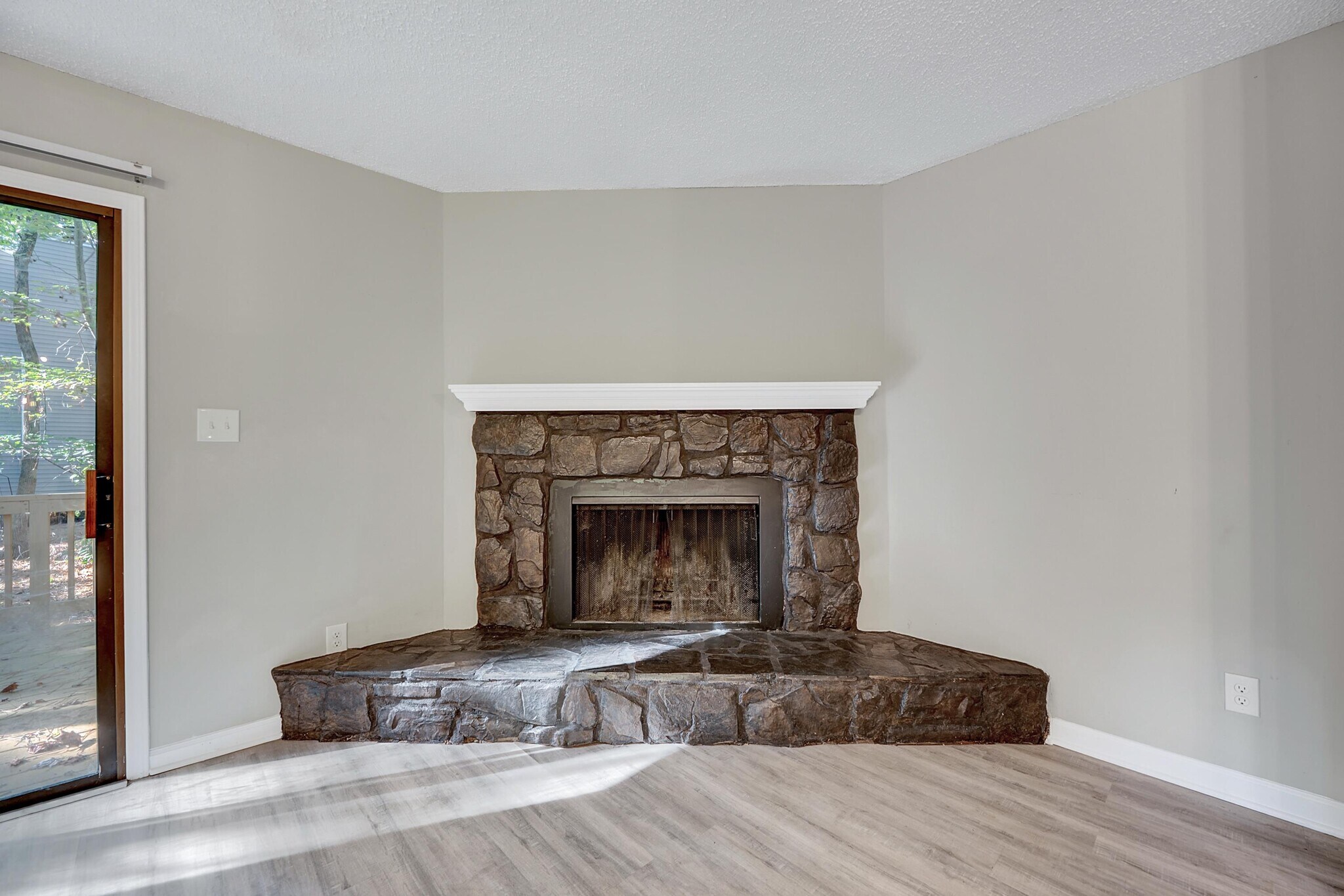 Cozy log burning fireplace for the winter time - 4115 Arckelton Dr