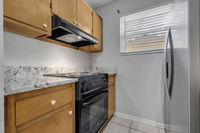 Building Photo - Townhome Off The Parkway