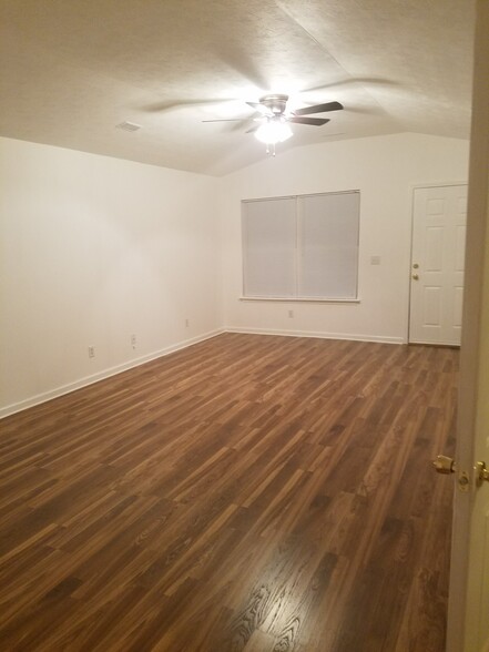 Building Photo - 401 Cricket Ln