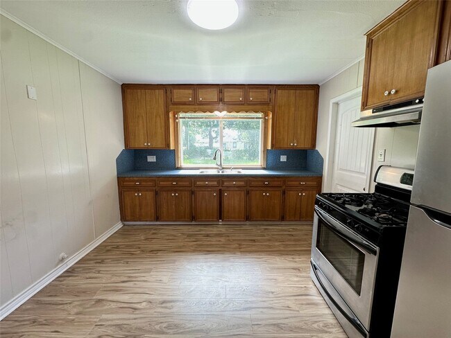 Building Photo - 6 E Southlawn Ave