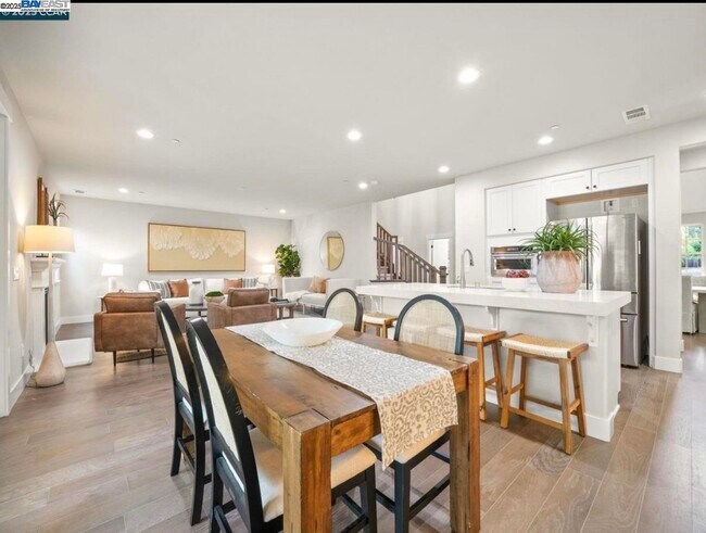 Building Photo - 1588 Alamo Way