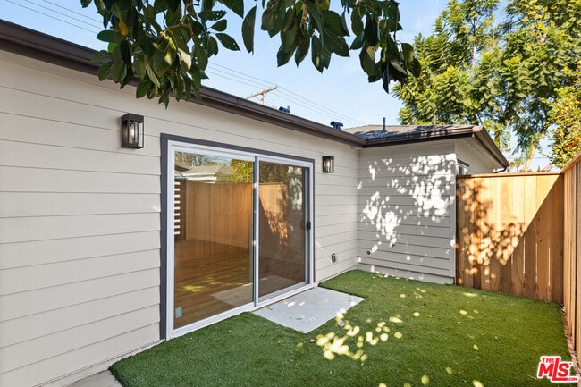 Building Photo - 6917 1/2 Hesperia Ave