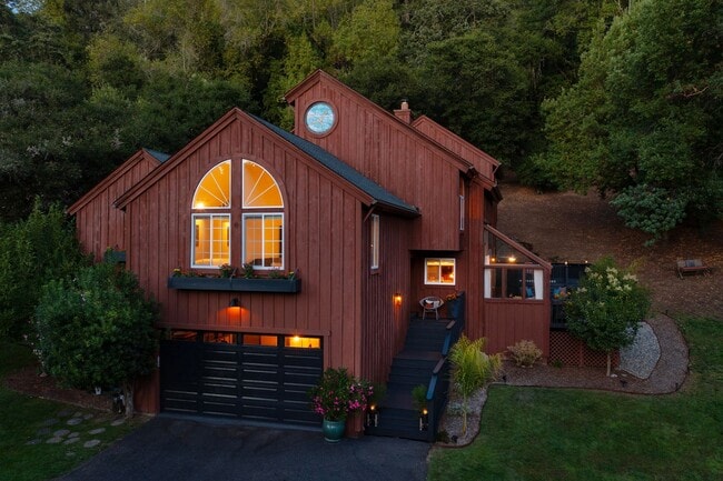 Primary Photo - Stunning Mid-Century Modern 5bed/3.5 bath ...