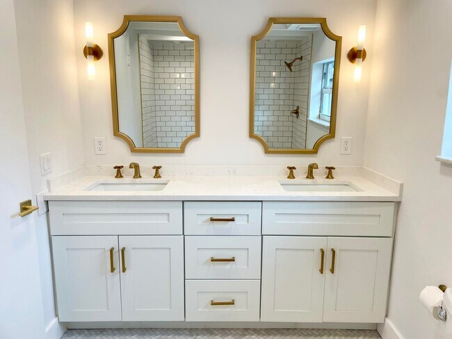 Building Photo - 360 Alhambra Pl