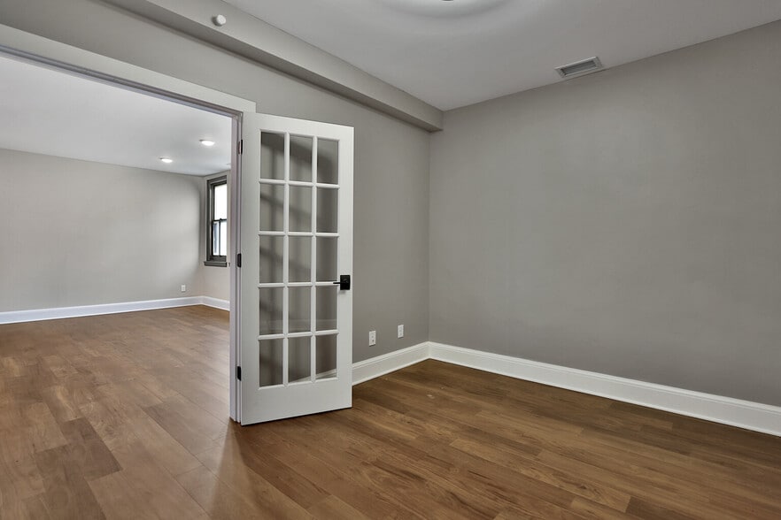 Building Photo - 107 Chestnut St E