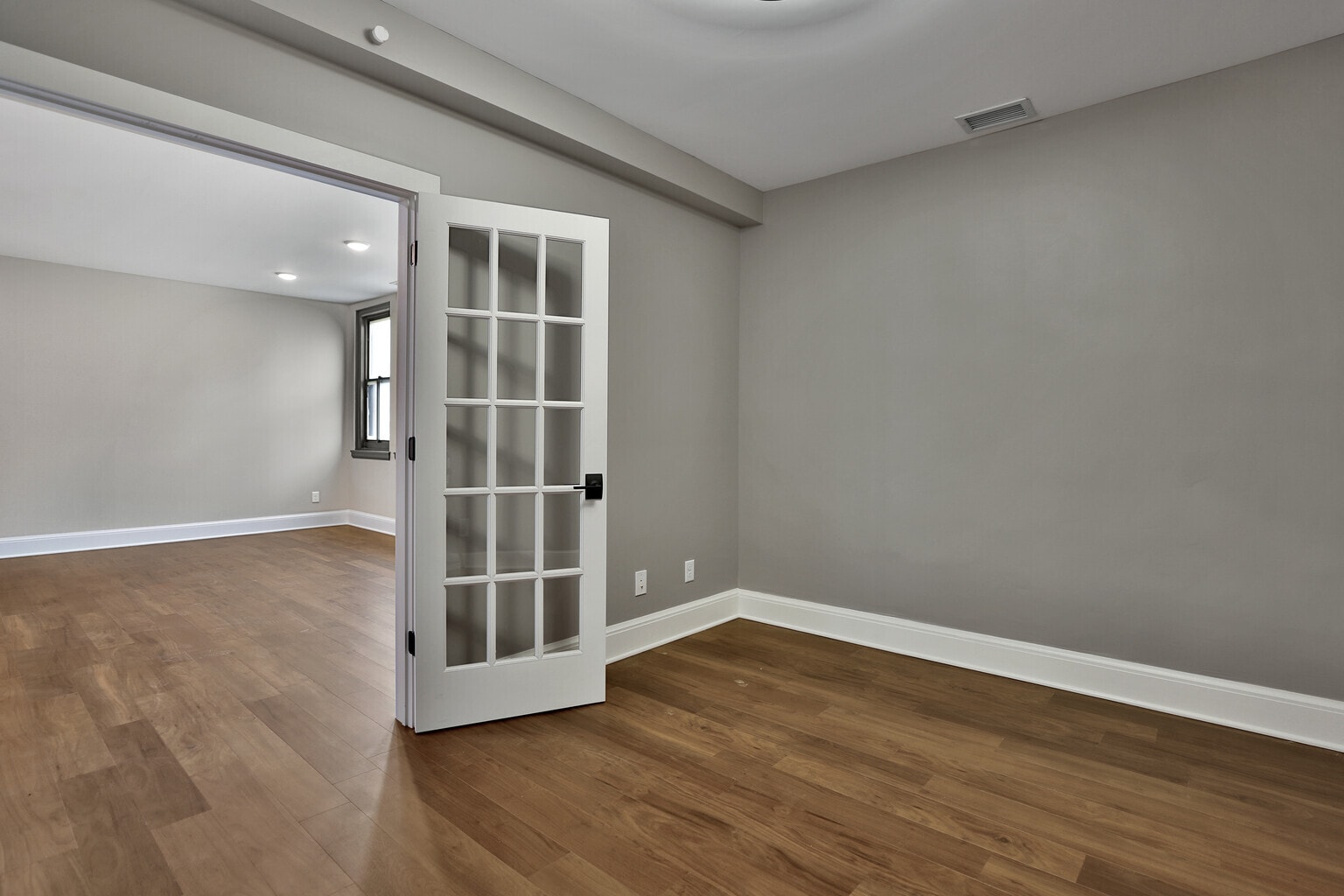 Building Photo - 107 Chestnut St E