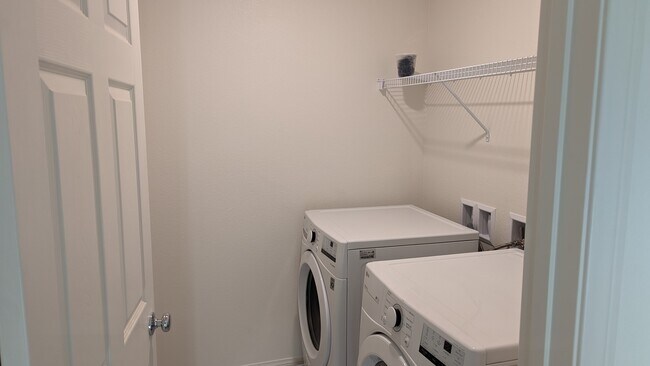 Washer/dryer - 2605 Ercolano St