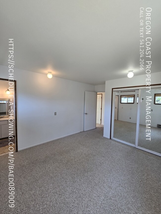 Building Photo - 3bed/2bath - New Deck & Interior Paint