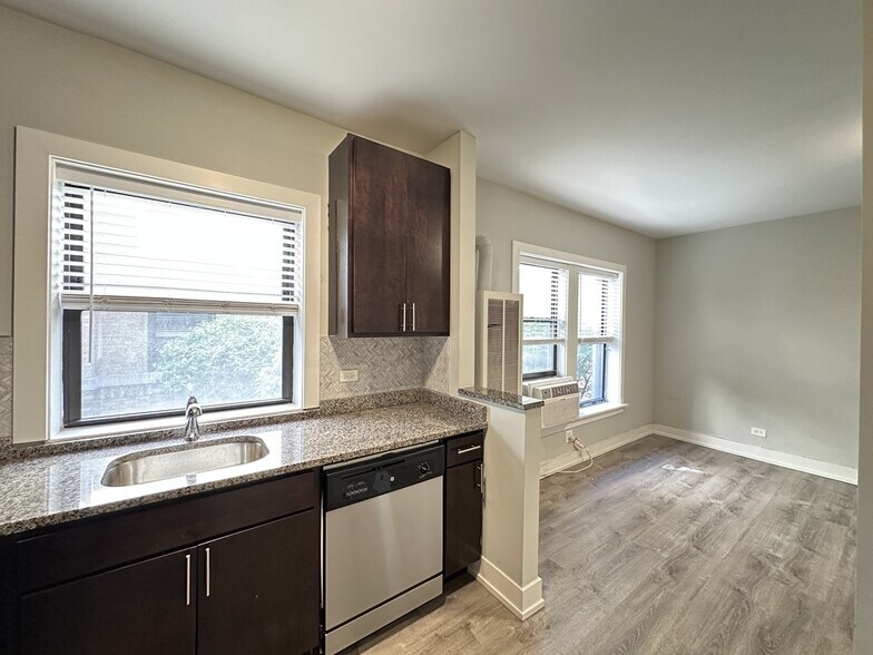 Building Photo - 722 W Brompton