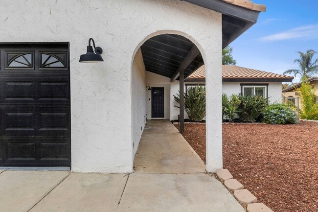 Building Photo - CANYON LAKE 3 BED 2 BATH ON GOLF COURSE