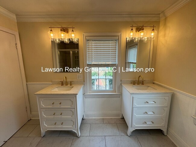 Building Photo - Charming and Updated Home in Raleigh Court with Fenced In Yard, Lawn Care Included!