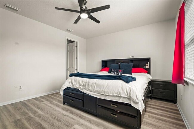 Building Photo - 4 Bedrooms | 2 Bathrooms | Screened Patio ...