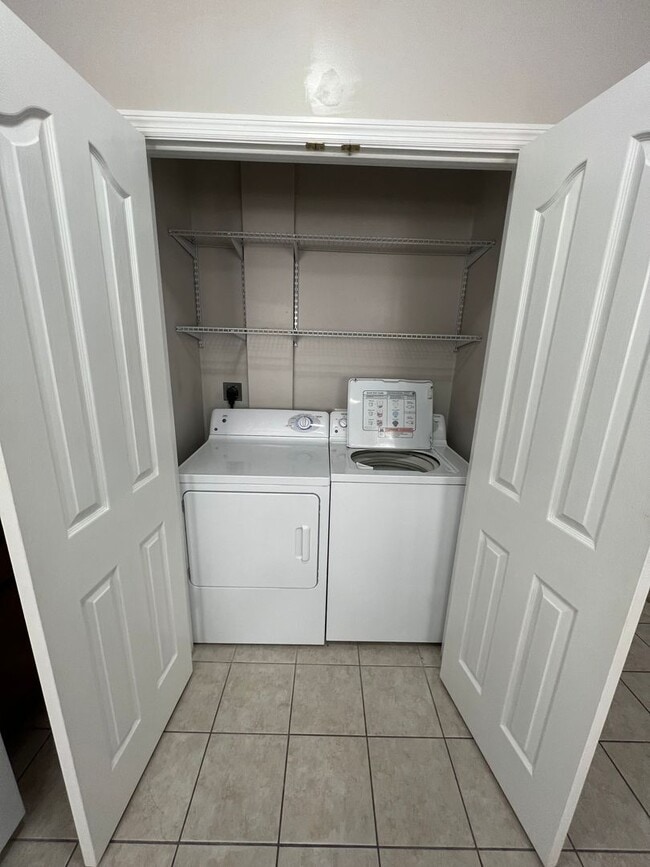 Building Photo - Pre-Leasing for 26/27 School Year