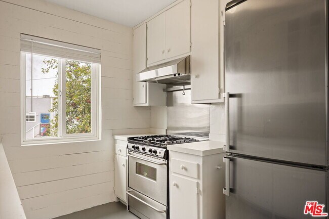 Building Photo - 161 W Channel Rd