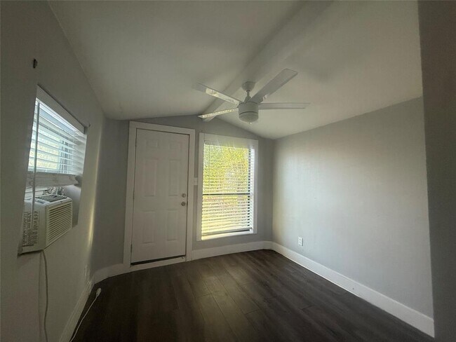 Building Photo - 2113 River Rd