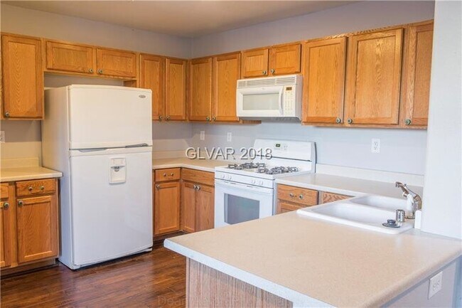 Building Photo - Great 3 bd / 3 bth home in a SW community w/pool & park