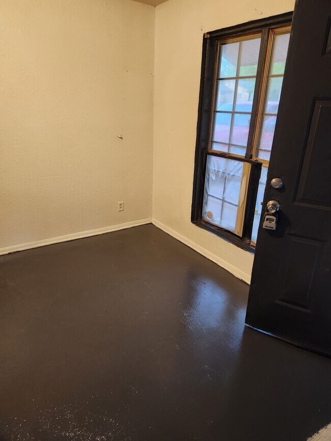 Building Photo - 3 bed 1 bath 1 car garage