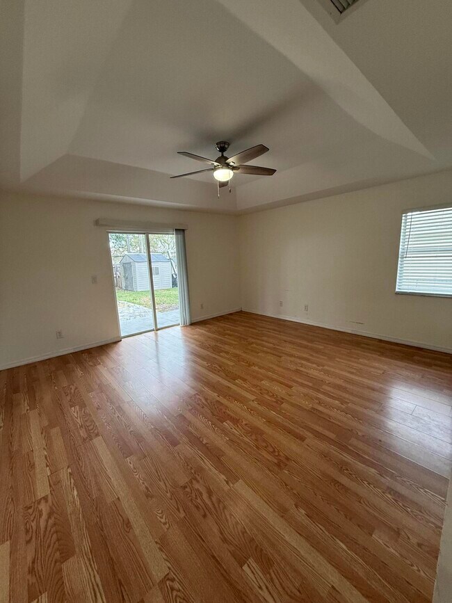 Building Photo - 249 NE Glentry Ave