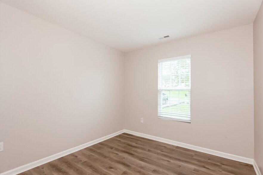 Building Photo - 6825 Chieftain Dr