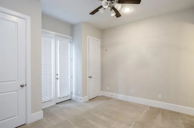 Building Photo - Stunning 3BR/3.5BA David Weekley Former Mo...