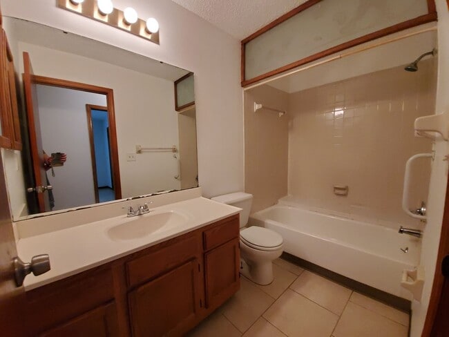 Building Photo - Spacious 3 bedroom/2bath/2 car garage in Lake Sarasota - Coming February