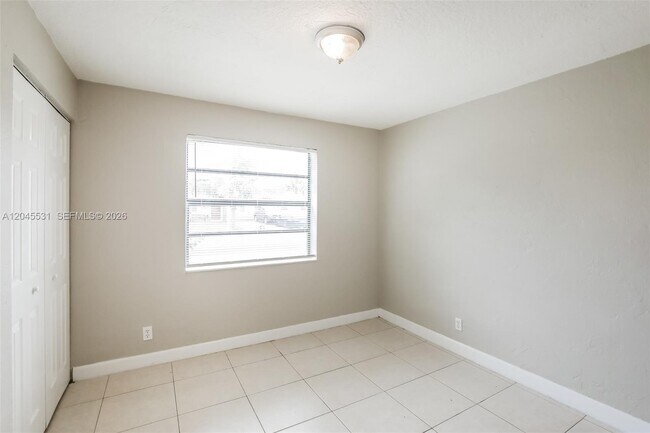 Building Photo - 4951 SW 16th St