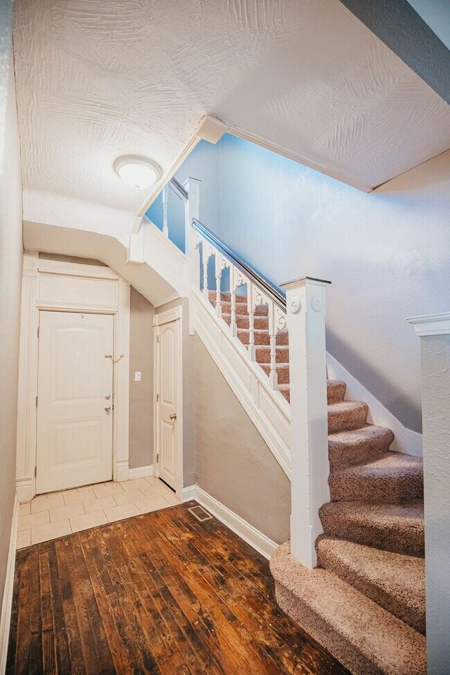 Building Photo - Stunning 5 bed 2 bath House ** Beautiful Upscale Living!!