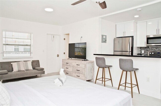 Building Photo - 4109 N Ocean Dr