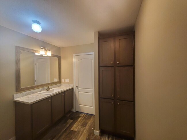 Building Photo - 15 Starling Hill Dr