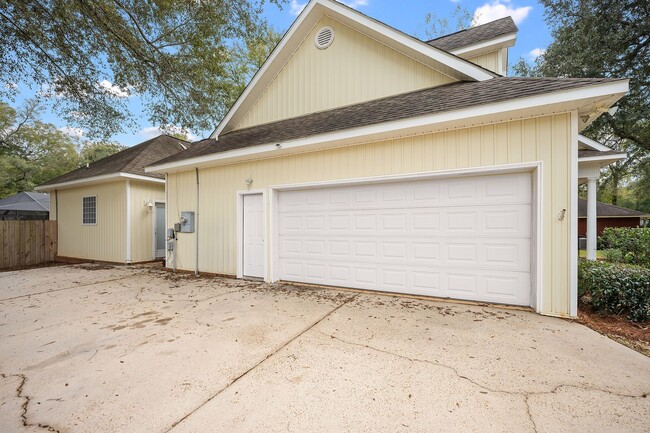 Building Photo - 11750 Village Green Dr