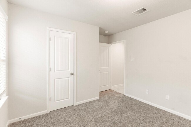 Building Photo - 7558 Highland Chase Dr