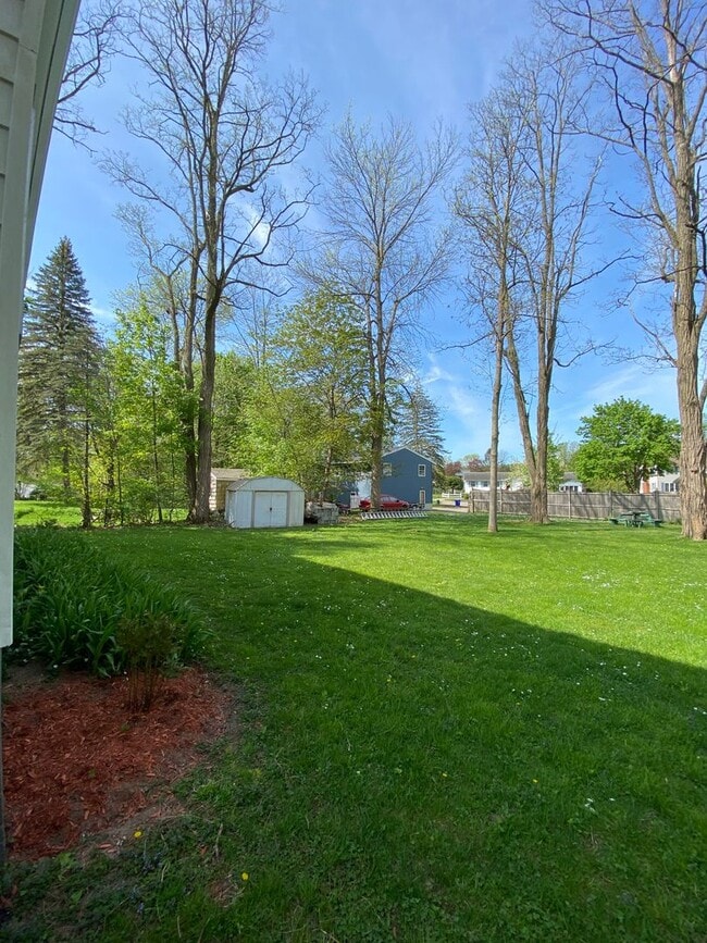 Building Photo - 146 Ethan Allen Pkwy