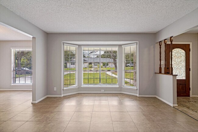 Building Photo - RENOVATED 3-BEDROOM HOME IN HOLLYWOOD PARK