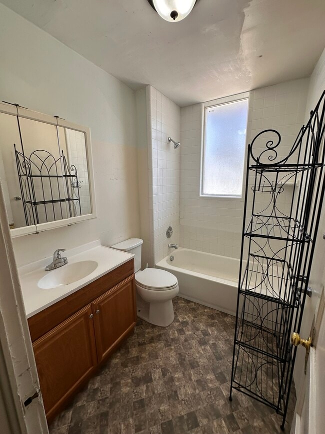 Building Photo - 1332 E 400 S