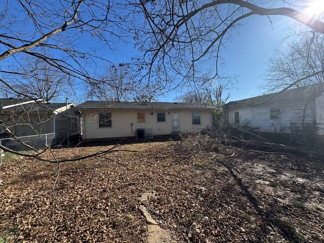 Building Photo - 1533 N Sunrise Dr