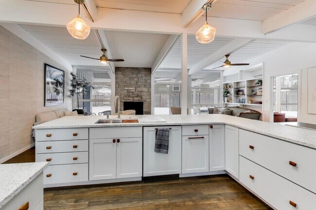 Building Photo - 2649 Crawford Ave